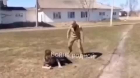 Mládež bijí ukrajinští vojáci za to že jsou proruští