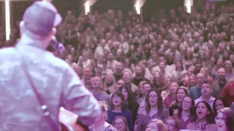 2000 person Audience sings ABBA "Dancing Queen!"