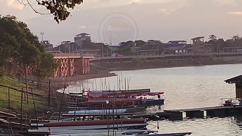 Un atardecer espectacular y cotidiano en la laguna de Yarinacocha - Pucallpa City - Perú.