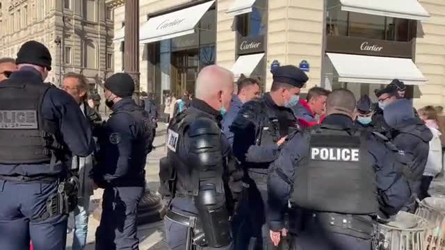 Les policiers verbalisent plusieurs personnes avec des drapeaux français