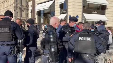 Les policiers verbalisent plusieurs personnes avec des drapeaux français