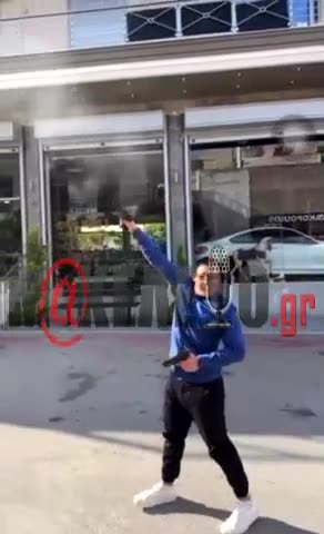 Ρομά πυροβολούν στον αέρα