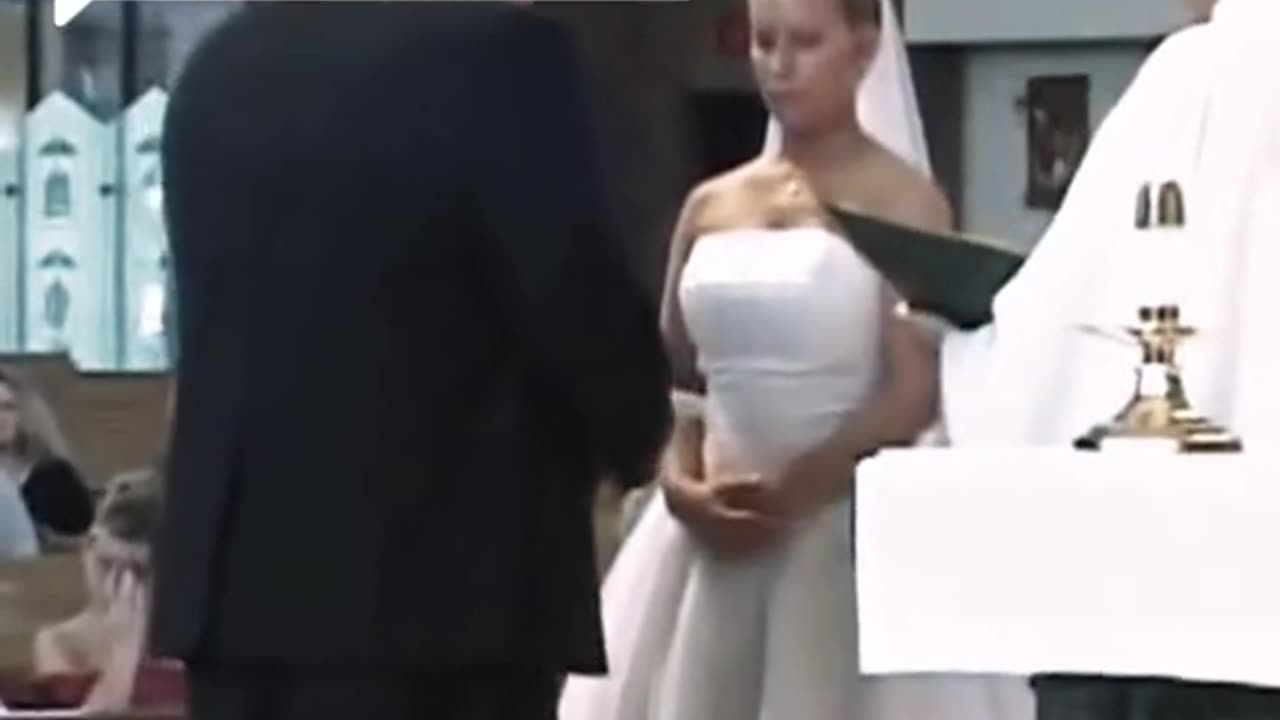 The bride and groom can't stop laughing 🤣 during their own wedding