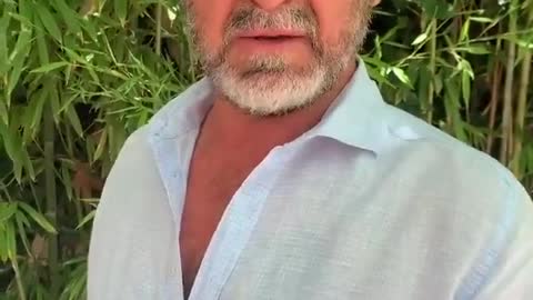Eric Cantona: "Let's not forget Julian Assange, jailed in England for publishing war crimes."