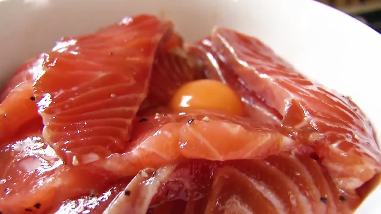 サーモンの刺身を1分で激ウマにするレシピ