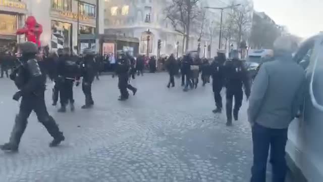 Freedom Convoy protester reportedly severely injured by tear gas in Paris