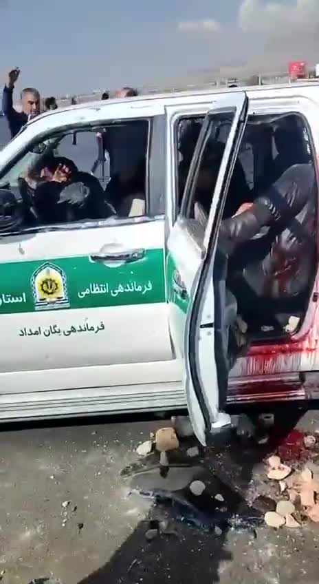 🇮🇷In Iran Maidan 2.0 Iranian security officials are beaten to death and stoned.