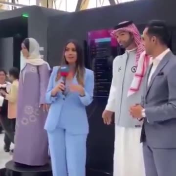 El primer robot humanoide islámico acosando sexualmente