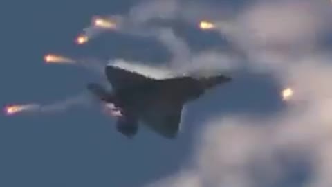Impressive evasive maneuver by F-22