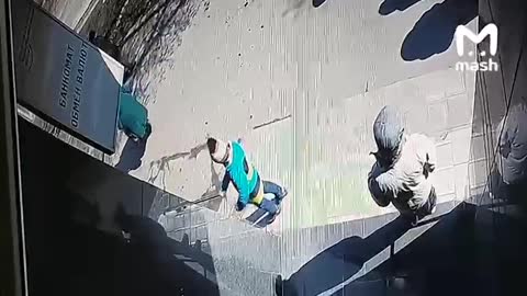 CCTV footage shows the moment of the Ukrainian Tochka-U crash in the center of Donetsk