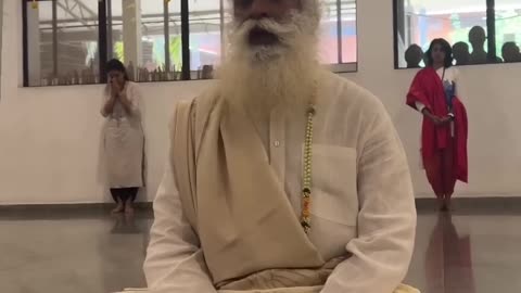 Sadhguru visits Akshaya, the kitchen at the #isha &Joins for lunch ❣