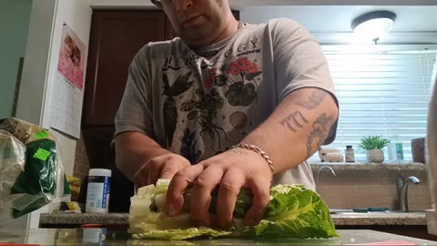 Cut a salad 🥗 up with me