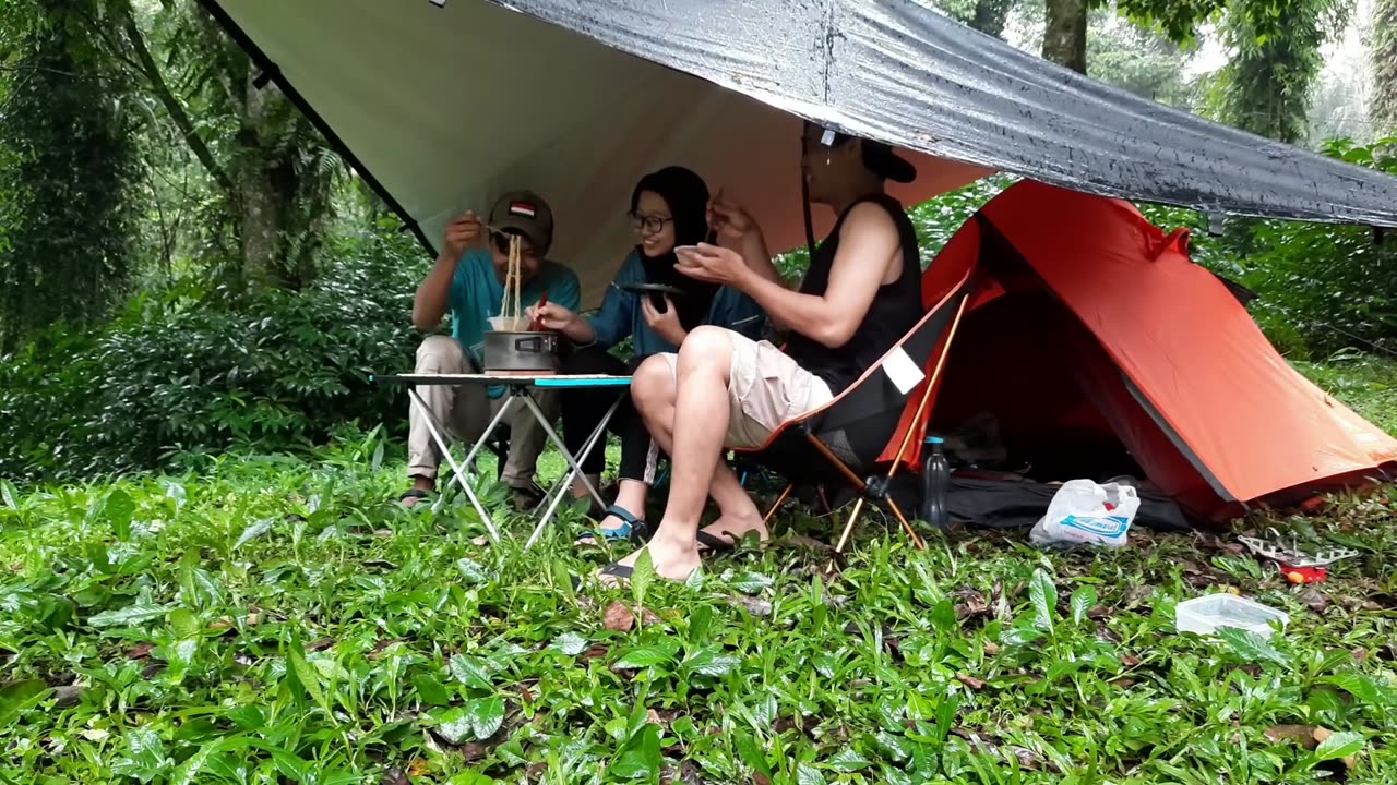 NOT SOLO CAMPING • SHORT CAMPING IN HEAVY RAIN AND THUNDERSTORM • RELAXING CAMPING