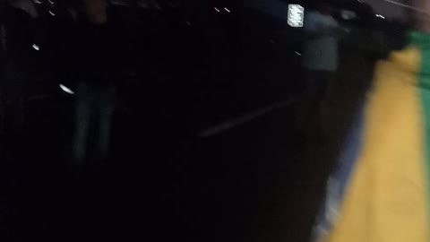 Manifestantes debaixo de chuva na Dutra