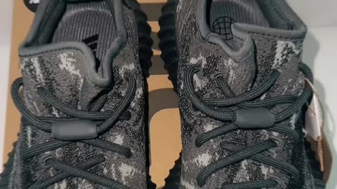 Yeezy Boost 350 V2 Dark Salt 🖤