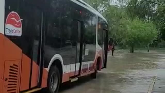 Se desborda el Canal del barrio El Campestre