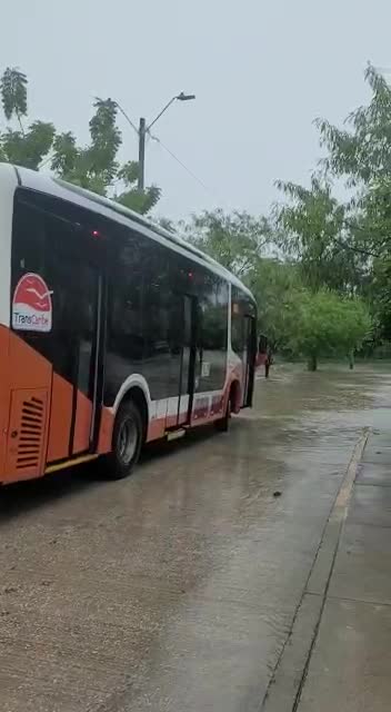 Se desborda el Canal del barrio El Campestre