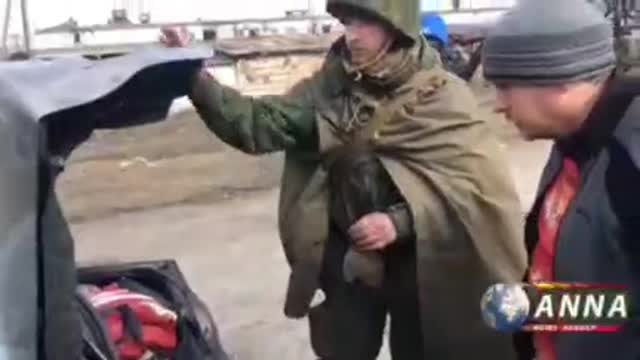 Russian military and republican forces meet refugees in the northwest of Mariupol