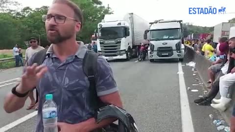 Caminhoneiros pró-Bolsonaro bloqueiam estradas após derrota nas eleições