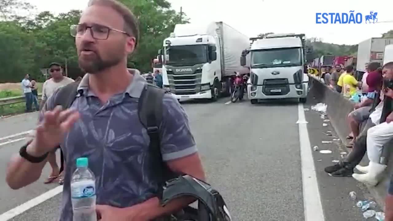 Caminhoneiros pró-Bolsonaro bloqueiam estradas após derrota nas eleições