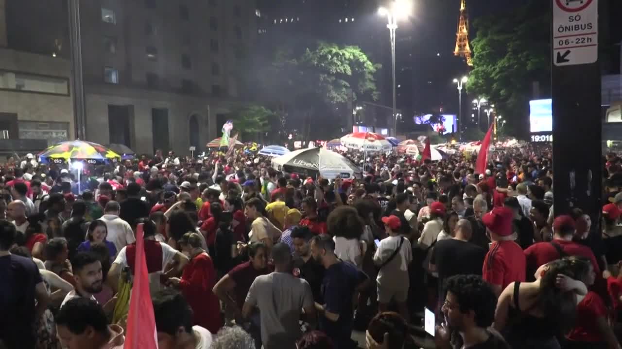 Brazil: supporters celebrate as Lula holds narrow leads | AFP