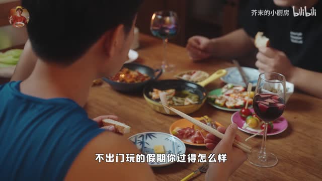 Friends come for dinner