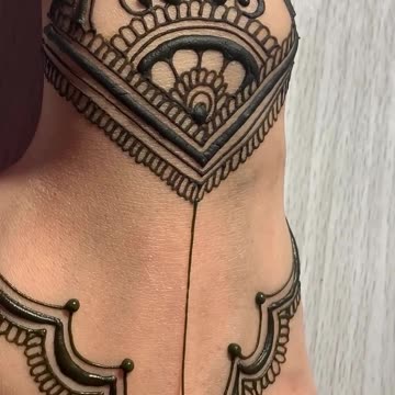 Satisfying process of creating a temporary tattoo with henna 😌