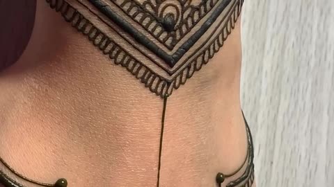 Satisfying process of creating a temporary tattoo with henna 😌