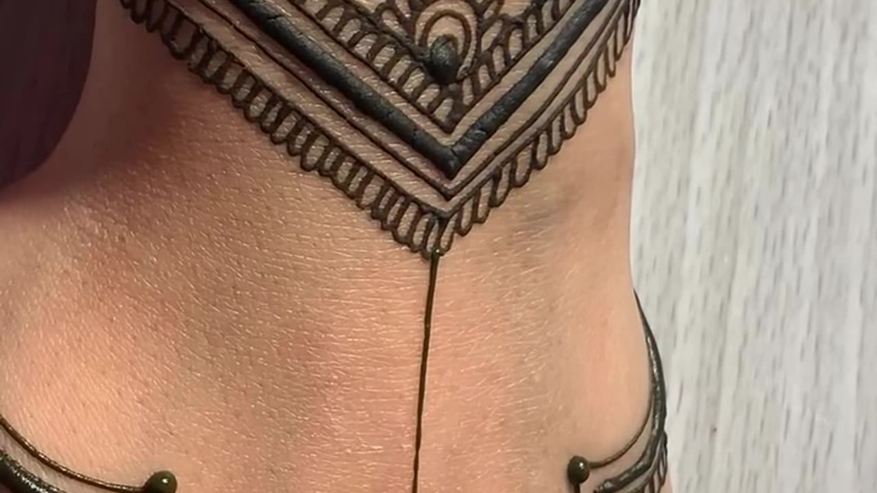 Satisfying process of creating a temporary tattoo with henna 😌