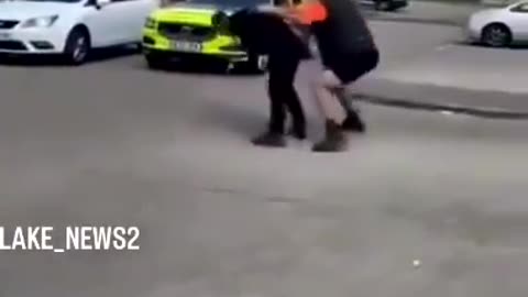 UK: An immigrant attacks a British police officer. The other immigrant records