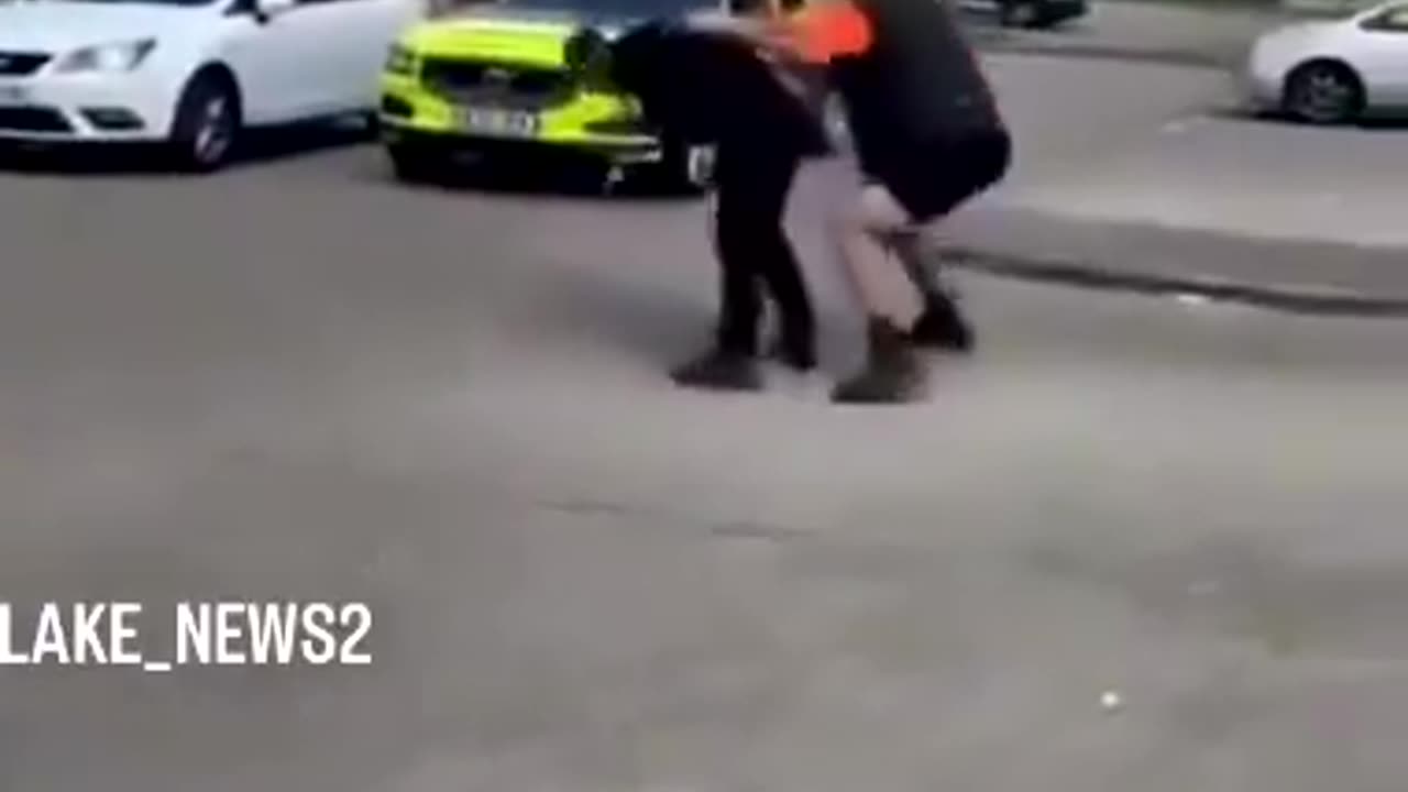 UK: An immigrant attacks a British police officer. The other immigrant records