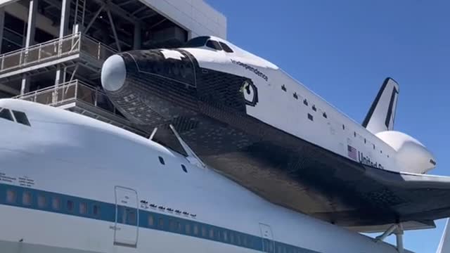 A 747 can carry a whole ass space ship but one 。