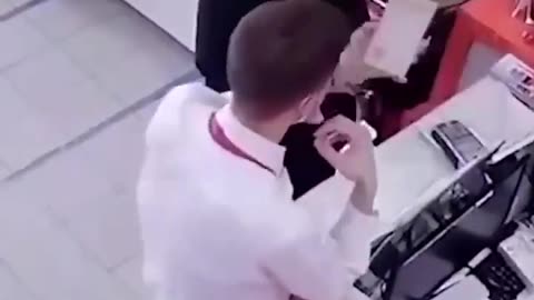 إمرأة أمريكية تحاول سرقت آيفون بإستخدام صاعق كهربائي