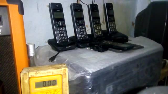 Kit telefone sem fio VTECH, com qutro telefone, sete anos guardado. Compremento parte 3.