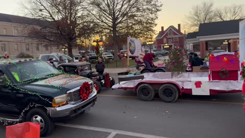 🎄 Holiday Magic: Join cam and the team Christmas Parade Adventure! 🎉