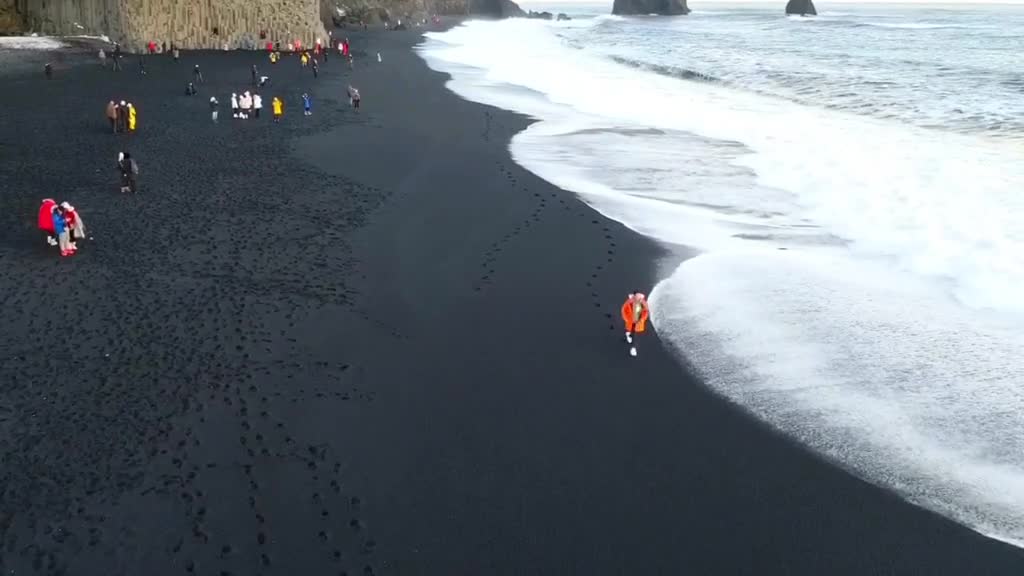 The wave suddenly got a little rough, and my shoes almost got wet.