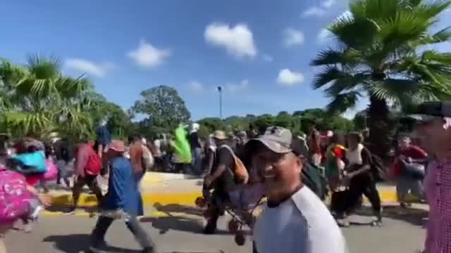 New Migrant Caravan Chargest Through Police In Mexico