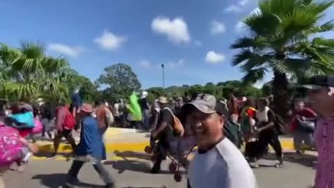 New Migrant Caravan Chargest Through Police In Mexico