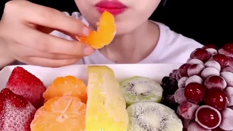 Eating food 😋 episode #8 [ eating frozen grapes 🍇 orange 🍊 strawberry 🍓 and other food items ]