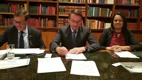 Michelle 'invade' live de Bolsonaro com buquê para comemorar 12 anos de casamento