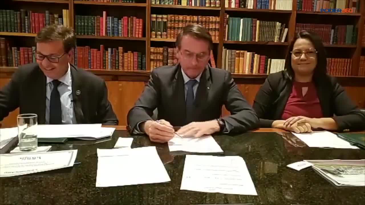 Michelle 'invade' live de Bolsonaro com buquê para comemorar 12 anos de casamento