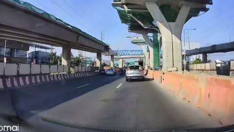 😱Partial bridge collapse nearly falls on cars in Thailand