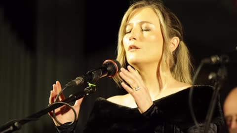 Eabha McMahon Nollaig Shona dhaoibh