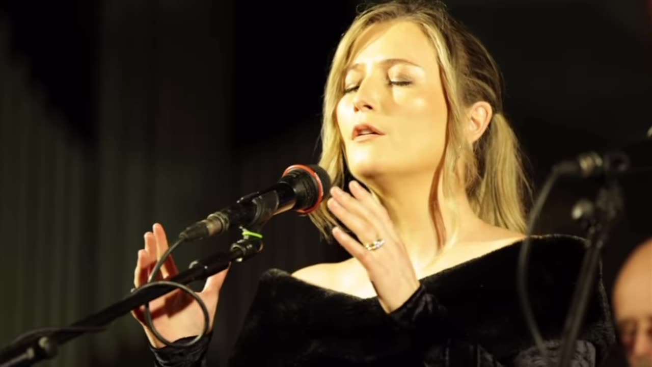 Eabha McMahon Nollaig Shona dhaoibh