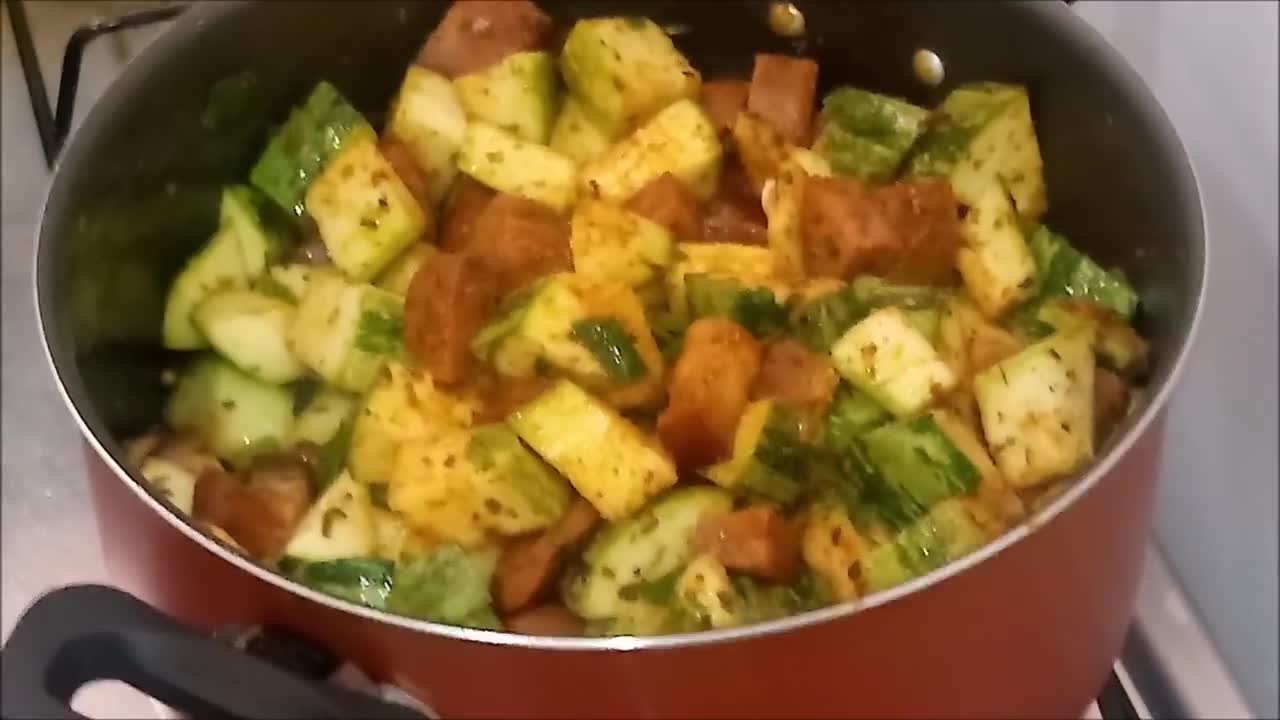 Abobrinha com calabresa / Receita Fácil