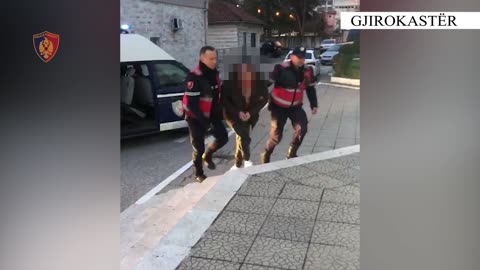 Nuk i ndaloi policisë, arrestohet 34 vjeçari nga Lushnja me 3 emigrantë brenda Benz-it