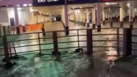 @VegasIssues Update: The Linq has already flooded. LV Not built for rain...