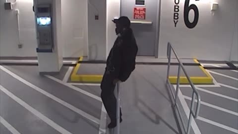 In this video from J6, does this officer look like his life is in danger?