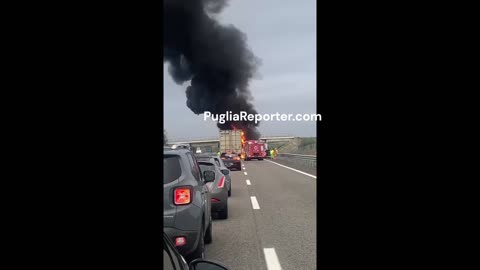 Tir prende fuoco in autostrada altezza Cerignola