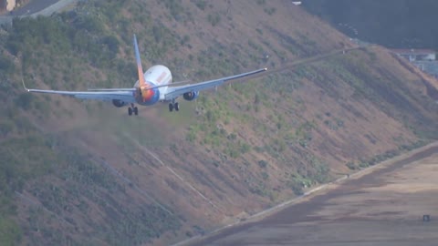 CROSSWIND LANDINGS and TAKEOFFS 💨✈️ Amazing pilot SKILLS